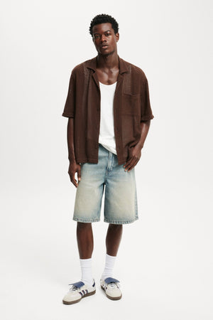 Loose Jeans - Middle Pants Street Style - MRC STOREShortsMy StoreMan wearing a brown shirt, white t-shirt, light blue shorts, and white sneakers on a white backgroundMRC STORECJYD238657908HSLBlack